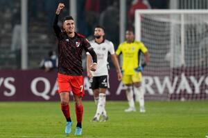 Matías Suárez celebra su gol, el primero de River en la victoria sobre Colo Colo en Santiago; el equipo de Gallardo dio un paso vital hacia la clasificación