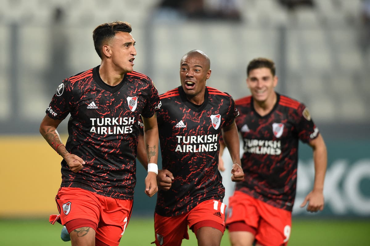 Matías Suárez celebra su golazo, seguido por De la Cruz y Julián Álvarez
