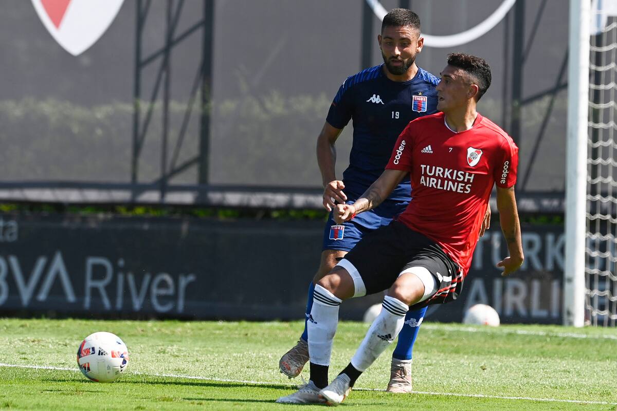 Matías Suárez, en acción: el delantero volvió a jugar al fútbol en el amistoso disputado este miércoles en River Camp frente a Tigre