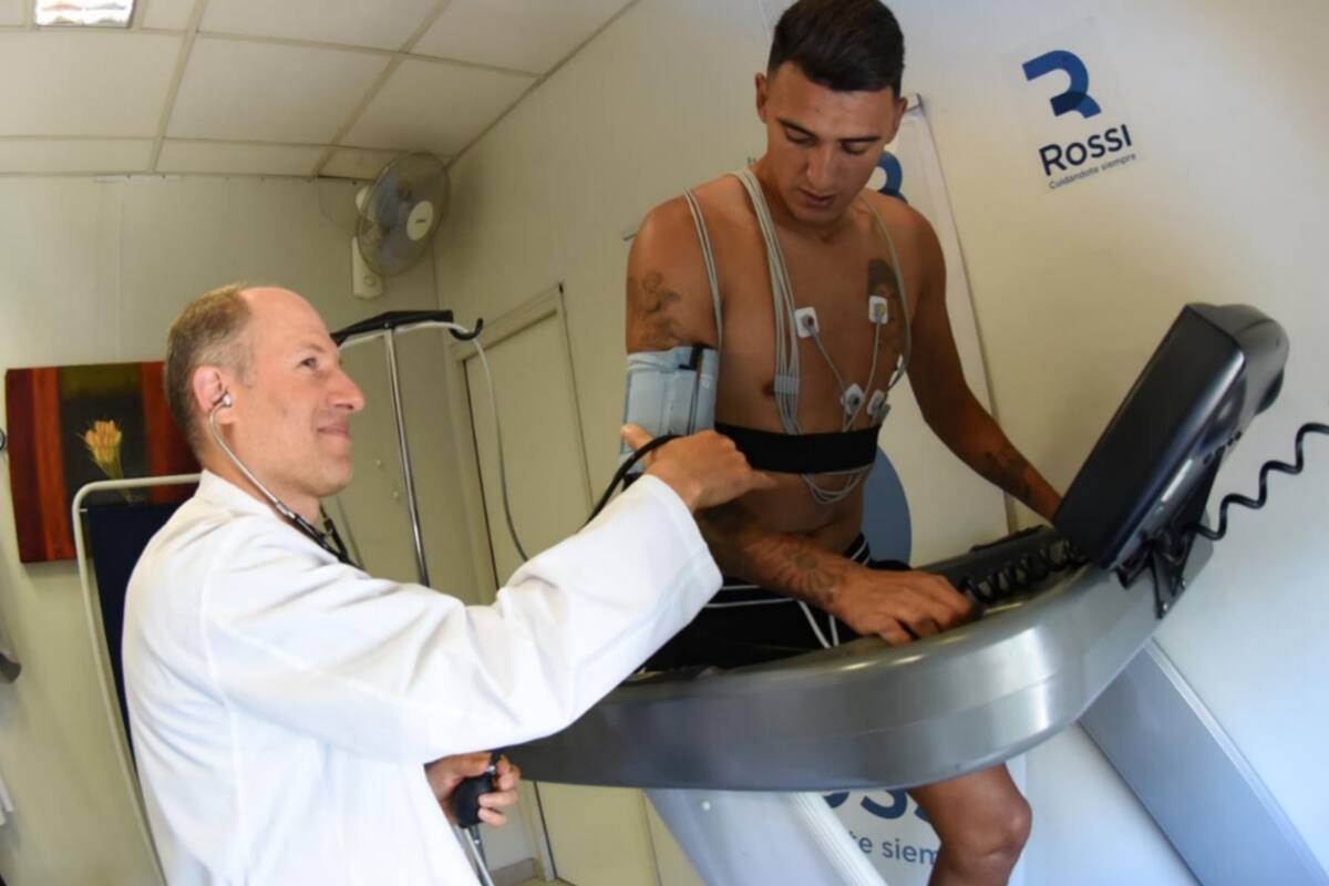 Matías Súarez en una clínica mientras se realiza los examenes médicos