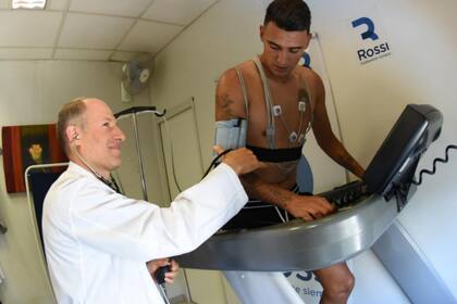 Matías Súarez en una clínica mientras se realiza los examenes médicos