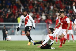Matías Suárez le dio el triunfo a River, VAR mediante, convirtiendo desde el piso para estirar la diferencia en el historial con el Rojo