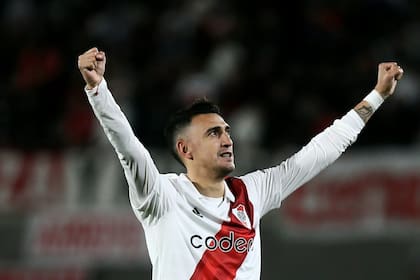 Matías Suárez levanta los brazos en el Monumental tras la victoria de River ante Newells