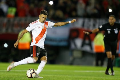 Matías Suárez patea un penal ante Cruzeiro: la pelota se irá por arriba del travesaño.