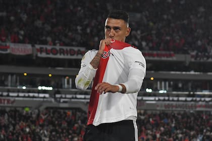 Matías Suárez se besa el escudo de River en una goleada frente a Gimnasia. Con el club de Millonario anotó 40 goles en 133 partidos