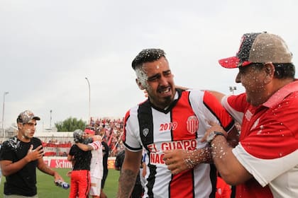 Matías Tapia, hoy presidente de Barracas Central, durante los festejos del ascenso del Guapo a la B Nacional, en 2019.