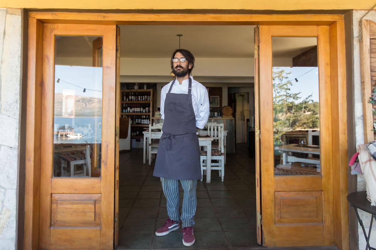 Matías Tesoriero en la puerta de Borravino, su restaurante.