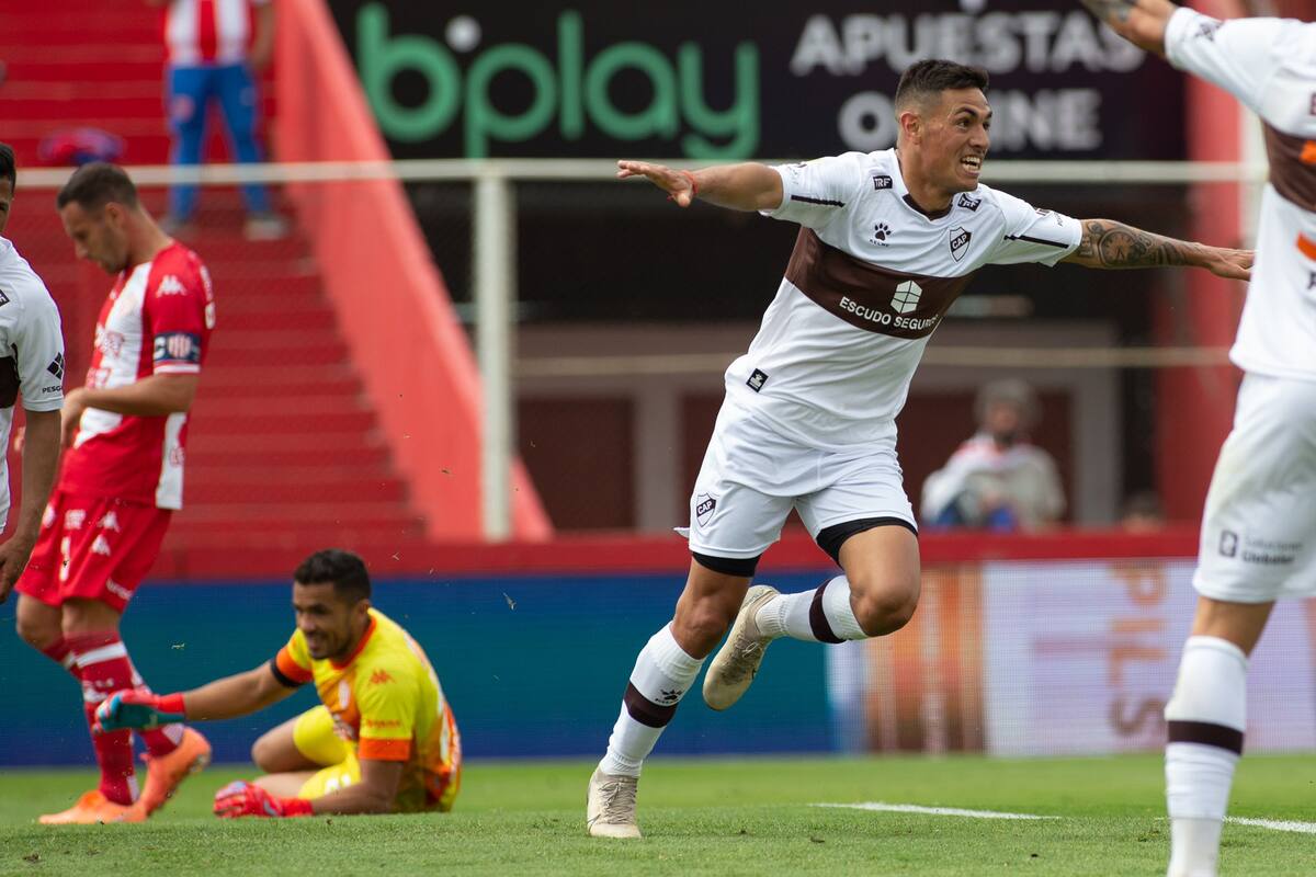 Matías Tissera anotó de carambola el 1-0 de Platense ante Unión, en Santa Fe