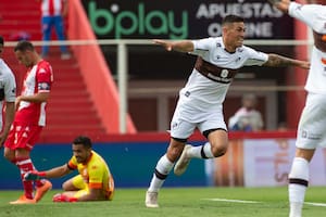 Matías Tissera anotó de carambola el 1-0 de Platense ante Unión, en Santa Fe