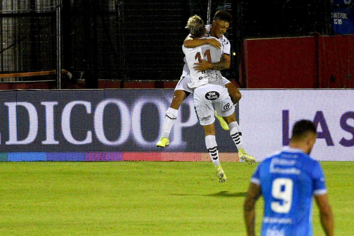 Matías Tissera, de Platense, festeja el 1 a 0 frente a Estudiantes de Río Cuarto.