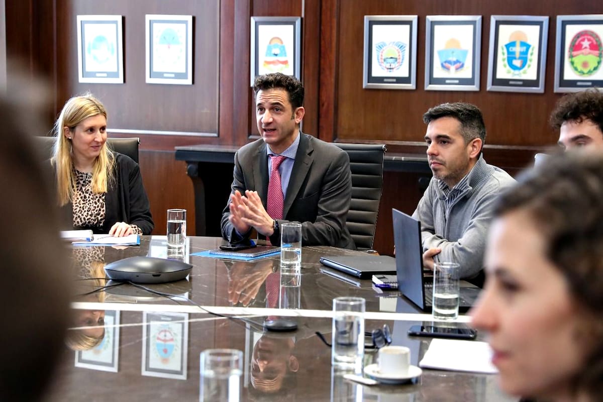 Matías Tombolini reunido con representantes de las industrias lácteas