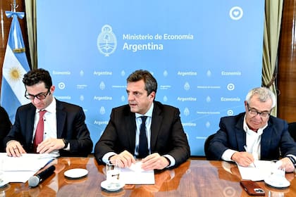 Matías Tombolini, secretario de Comercio; Sergio Massa, ministro de Economía, y Claudio Drescher, presidente de la Cámara de Indumentaria, firman el acuerdo de precios