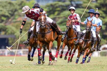 Matías Torres Zavaleta despeja delante de Alejo Taranco, en un gran partido en Palermo: La Zeta le torció el brazo a Cría la Dolfina en la agonía