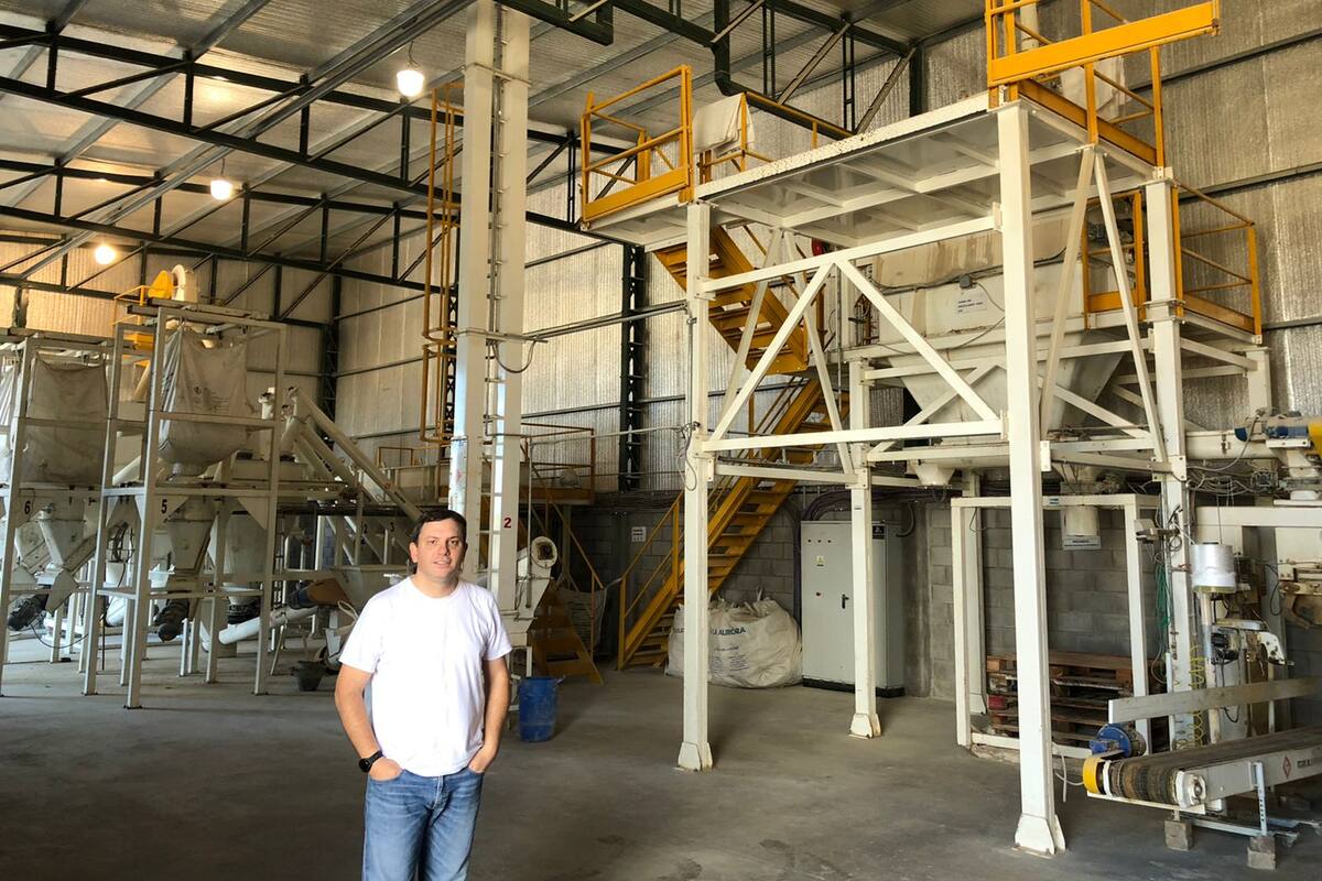 Matías Tucci en su planta de alimentos balanceados en la localidad bonaerense de Bragado