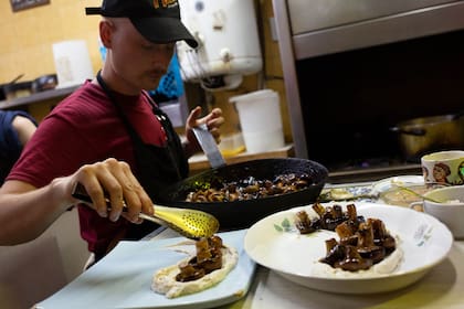 Matias, uno de los chefs del Restaurant Donnet sirviendo el plato más aclamado: Hongos Donnet.
