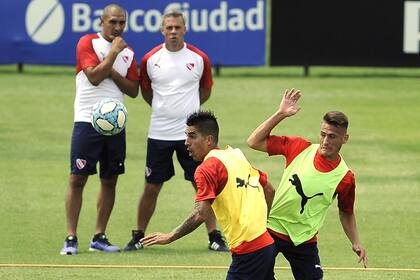 Matías Villaviencio, ayudante de campo, y Pusineri observan a los recién retornados Leandro Fernández y Braian Romero.