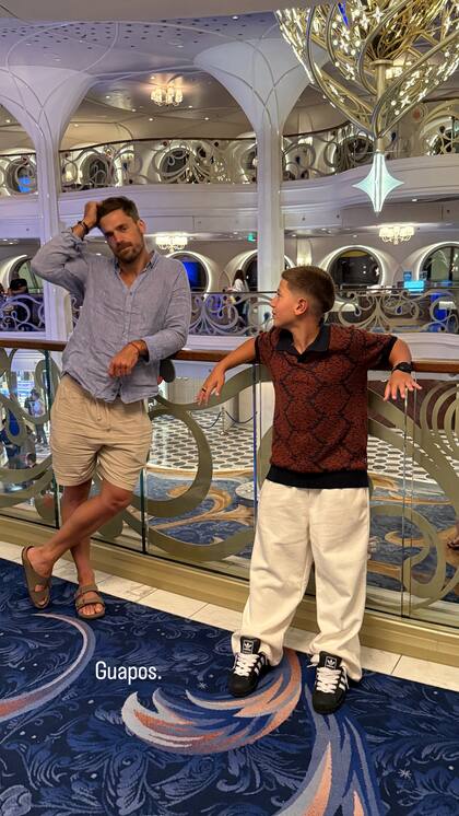 Matías y Momo a puro relax en el museo (Foto: Instagram @jmena)