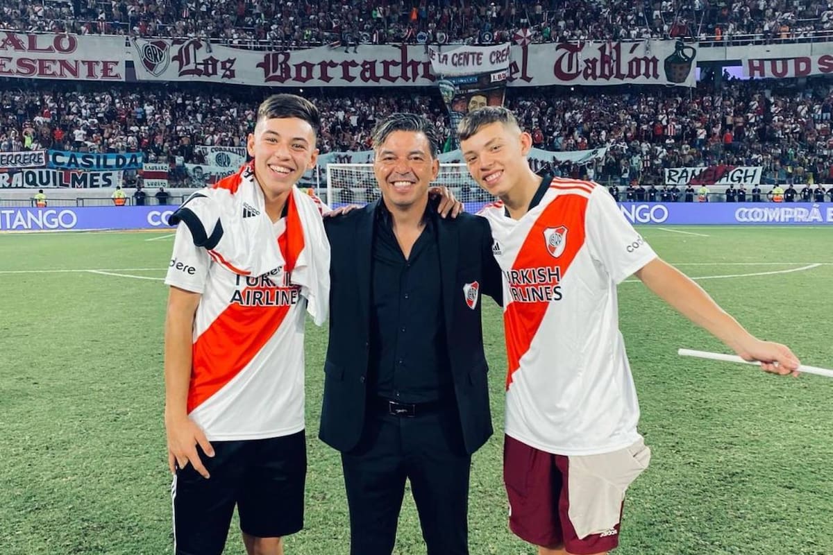 Matías y Santino Gallardo, junto a su papá Marcelo, en una postal de diciembre del año pasado, cuando River obtuvo el Trofeo de Campeones en Santiago del Estero