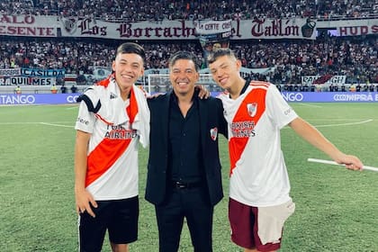 Matías y Santino Gallardo, junto a su papá Marcelo, en una postal de diciembre del año pasado, cuando River obtuvo el Trofeo de Campeones en Santiago del Estero
