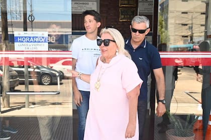 Matías Yofe y Lilita Carrió a la salida de una audiencia en el juzgado UFI No. 3 de Pilar.