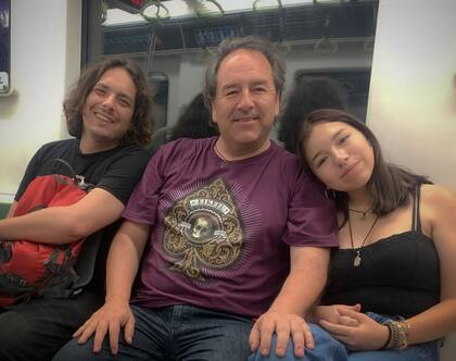 Matilda junto a su padre Pablo y su hermano Oliverio