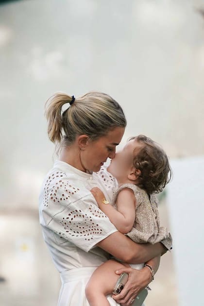 Matilda, la consentida (y menor) de la familia, no se despega de su mamá.