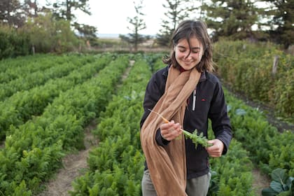 Matilde Aldao trabaja en la huerta de la estancia.