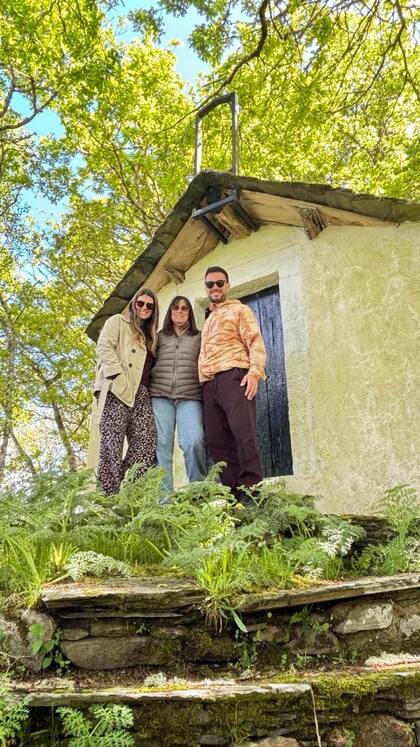 Matilde Castiñeira de visita con sus hijos en Galicia