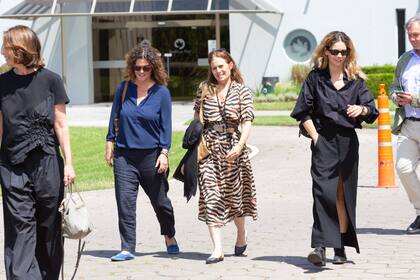 Matilde Pereda Born (con blusa azul)