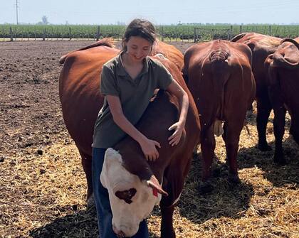 Matilde Zurbriggen con un ejemplar de la cabaña familiar