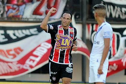 Matos celebra su gol, el primero de la victoria de Chacarita sobre Vélez