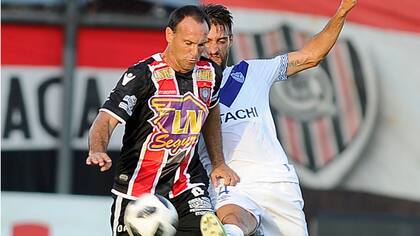 Matos disputa la pelota con Laso, en una escena del primer tiempo