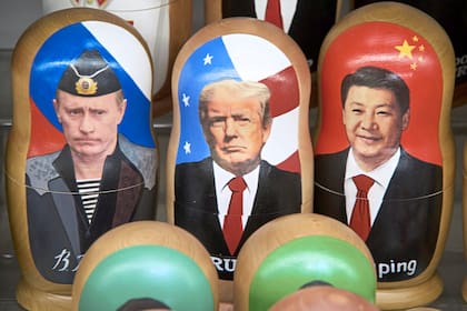 Matrioshkas con los rostros de Putin, Trump y Xi