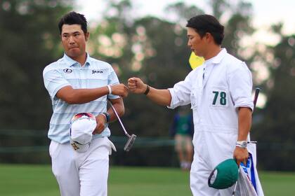 Matsuyama y su caddie, Shota Hayafuji, después de completar una fantástica tercera vuelta en Augusta.