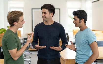 Matt Abrahams destaca priorizar el interés genuino por el otro, permitirse pausas antes de responder y usar frases como "cuéntame más" ante los bloqueos. (Foto referencial: Magnific)