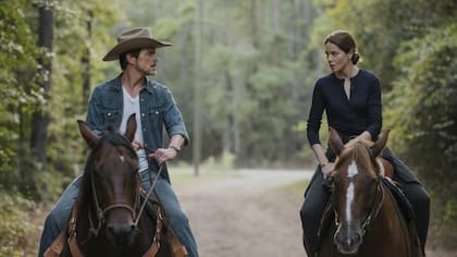 Matt Bomer interpreta al esposo de Leni, que desaparece de su rancho.
Foto: Netflix