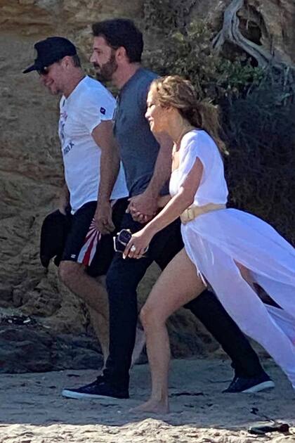 Matt Damon junto a Ben Affleck y JLo en una postal de 2021