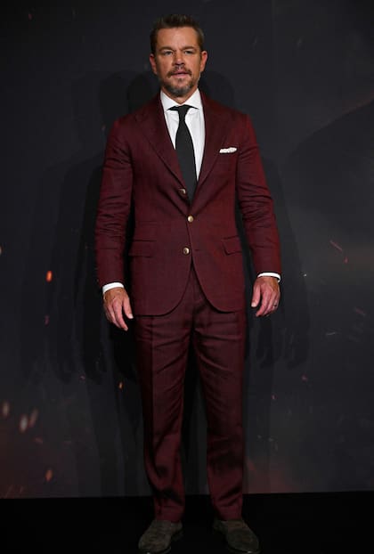 Matt Damon optó por un traje en color bordó que combinó con una corbata negra y mocasines grises