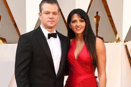Matt Damon y Luciana Barroso, en 2016, sonríen para los fotógrafos en la entrega de los Oscar