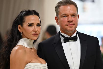 Matt Damon y su esposa, Luciana Barroso, al llegar ayer a la gala del Met, en Nueva York