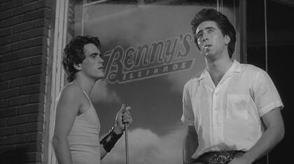 Matt Dillon y Nicolas Cage, en una escena de La ley de la calle (1983)