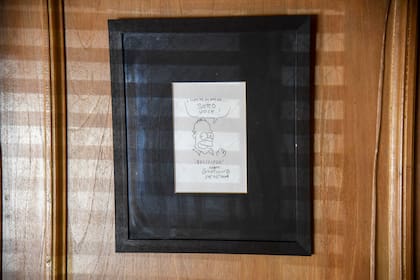 Matt Groening, creador de Los Simpson, dejó un Homero dibujado en el reverso de la cuenta que hoy luce enmarcado en una de las columnas de Sottovoce