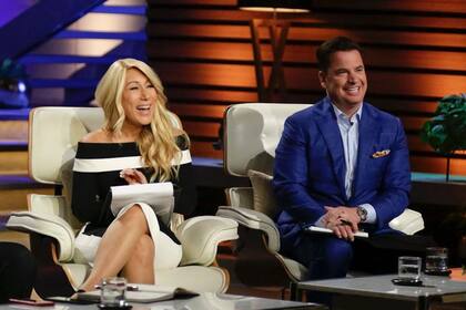 Matt Higgins (derecha) ganó reconocimiento popular al participar con otros millonarios famosos en el programa de televisión Shark Tank