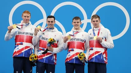 Matt Richards, el segundo comenzando por la derecha, fue el tercer nadador en saltar a la piscina en la prueba por equipos.