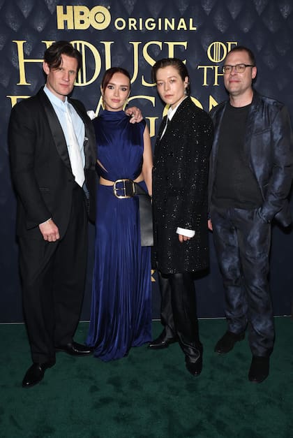 Matt Smith, Olivia Cooke, Emma D’Arcy y Mark James, cuatro de las figuras centrales de la serie de HBO, posaron para los fotógrafos. La segunda temporada mostrará una gran guerra civil con los Consejos Verde y Negro luchando por el Rey Aegon y la Reina Rhaenyra y se estrena el 16 de junio en HBO y Max