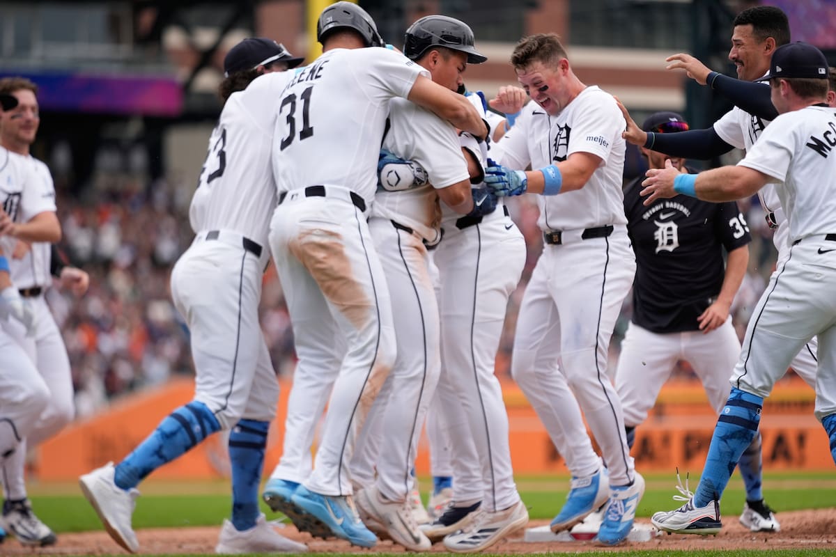 Matt Vierling de los Tigres de Detroit celebra con sus compañeros su sencillo de la victoria en la d