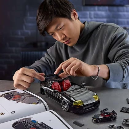 Mattel llevó sus Hot Wheels a un formato para armar: el Toyota Supra MkIV de 1994 a escala 1:16 incluye piezas metálicas