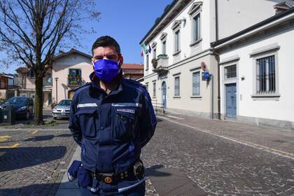 Matteo Copia, comandante de la policía municipal de Treviolo que utiliza drones DJI Mavic 2 Enterprise equipados con un sensor térmico para controlar la temperatura de las personas, posa el 9 de abril de 2020 en Treviolo, cerca de Bérgamo, durante el cierre del país