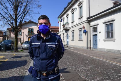 Matteo Copia, comandante de la policía municipal de Treviolo que utiliza drones DJI Mavic 2 Enterprise equipados con un sensor térmico para controlar la temperatura de las personas, posa el 9 de abril de 2020 en Treviolo, cerca de Bérgamo, durante el cierre del país