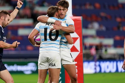 Matteo Graziano abraza a Santiago Mare luego de un try en el Seven de Hong Kong